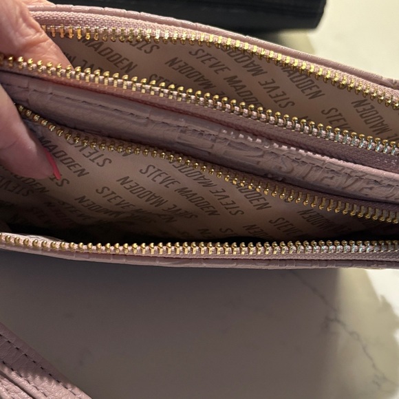 Steve Madden Pink Embossed Wristlet New, never worn - Picture 3 of 6